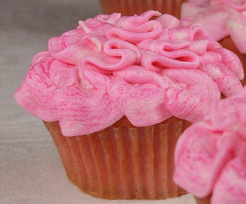 1. Этап. Клубничные капкейки: 6. Вот такая красота получается. С украшениями можно экспериментировать, делая каждый капкейк уникальным.