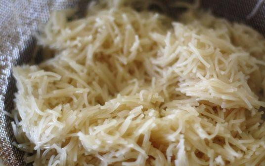 1. Этап. Вермишель с орехами: Вермишель сварить в подсоленной воде до полуготовности (3 минут), затем процедить и промыть кипяченой водой. Далее вермишель выложить на сковородку к луку.