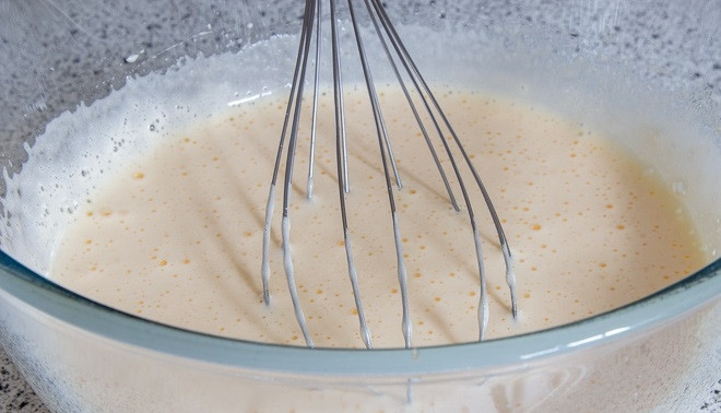 1. Этап. Печенье с творогом: 2. В другую миску вбейте куриные яйца, добавьте ванильный сахар и обычный сахар, взбейте все.