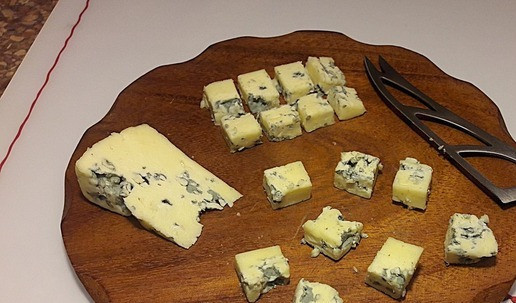 1. Этап. Новогодний салат мандариновый с сыровяленой индейкой: Сыр порезать кубиком