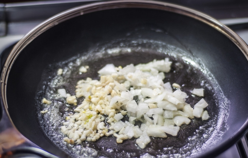 1. Этап. Говядина в медовом соусе: Мелко порубите лук и чеснок. Обжарьте до мягкости на сливочном масле.