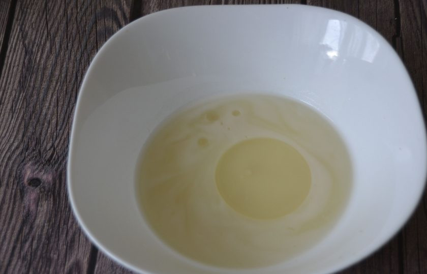 1. Этап. Оладьи на сыворотке без яиц: Влейте 1 столовую ложку растительного масла.