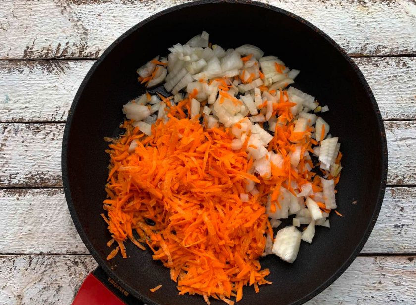 1. Этап. Гороховый суп из брикета: Лук с морковью очистите, морковь натрите на средней терке, лук мелко нарежьте. Обжаривайте овощи на сковороде с растительным маслом в течение 5-7 минут.