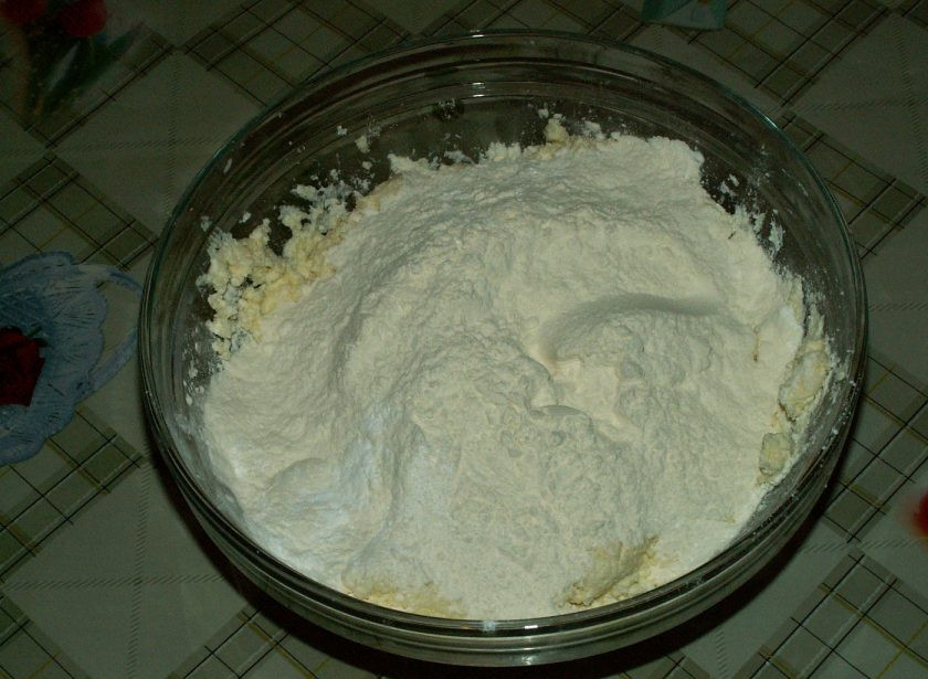 1. Этап. Творожные конвертики с сахаром: 5. Добавляем муку и продолжаем рубить ножом до однородного состояния.