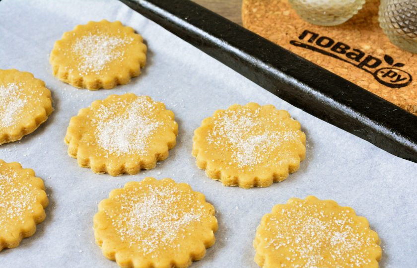 1. Этап. Печенье Нескафе: Печенье выложите на противень, присыпьте сахаром.