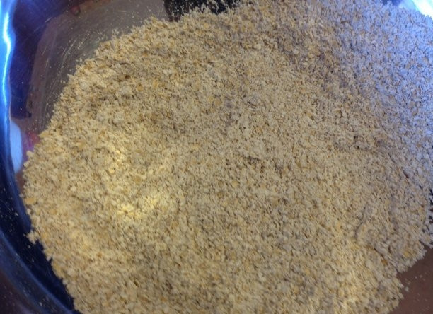 1. Этап. Овсяное печенье на растительном масле: Здесь расскажу, как приготовить овсяное печенье на растительном масле с нежной консистенцией. Эту нежность придаёт измельчение овсяных хлопьев. Для измельчения удобнее всего использовать кофемолку. Должна получиться овсяная мука.