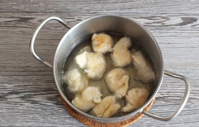 1. Этап. Солёные пончики: К завершению расстойки теста, в жаровне или высокой кастрюле разогрейте растительное масло. Расстоенное тесто не увеличится в объеме, т.к. количество соли, больше чем сахара. Но оно станет более гладким. Окуните столовую ложку в разогретое растительное масло. Зачерпните тесто, примерно половину ложки. Опустите тесто в разогретое масло. Обжаривайте на умеренном огне до румяного цвета. По времени это займет около 5-7 минут.