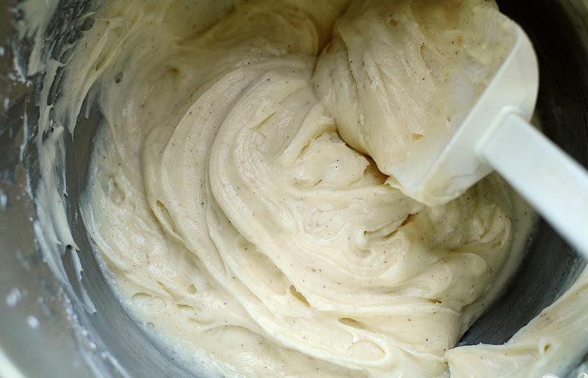 1. Этап. Тыквенные пирожные со сливочной начинкой: 6. Чтобы приготовить начинку, взбить вместе сливочный сыр и сливочное масло. Добавить сахарную пудру, ваниль и корицу.