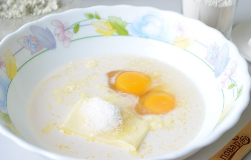 1. Этап. Французские булочки: 4. Теперь займемся тестом. В миске соедините теплое молоко с дрожжами, растворите последние. Добавьте сахар, масло мягкое, яйца, перемешайте.