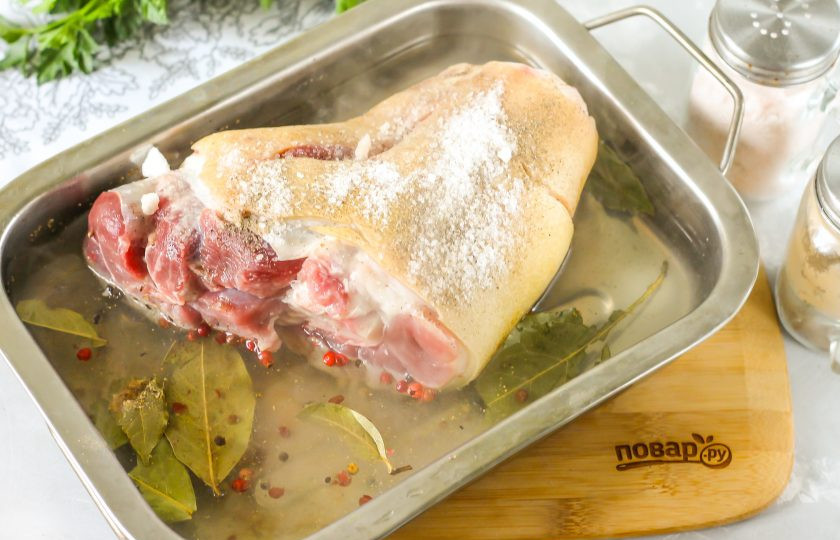 1. Этап. Айсбайн: Влейте в противень горячую воду не доливая до его середины.