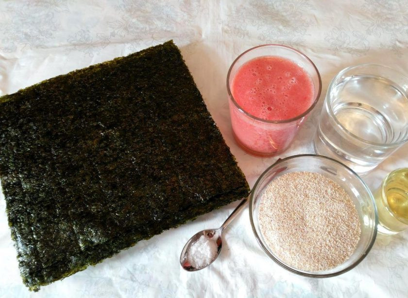 1. Этап. Постная икра из нори: Подготовьте необходимые ингредиенты, учитывая, что вместо томатного сока можно использовать измельчённые в блендере свежие помидоры.