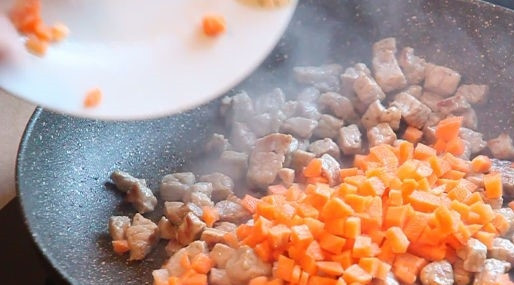 1. Этап. Сливочный суп со свининой: 3. В свинину выложите морковь. Продолжайте жарить 3-4 минуты.