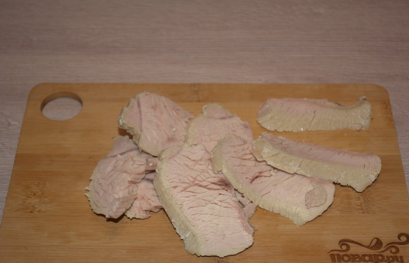 1. Этап. Ньокки с мясным соусом: 6. Оставьте ньокки полежать. Поставьте 1,5 литра воды закипать. Теперь займемся соусом. Для соуса нарезаем отварное мясо птицы.