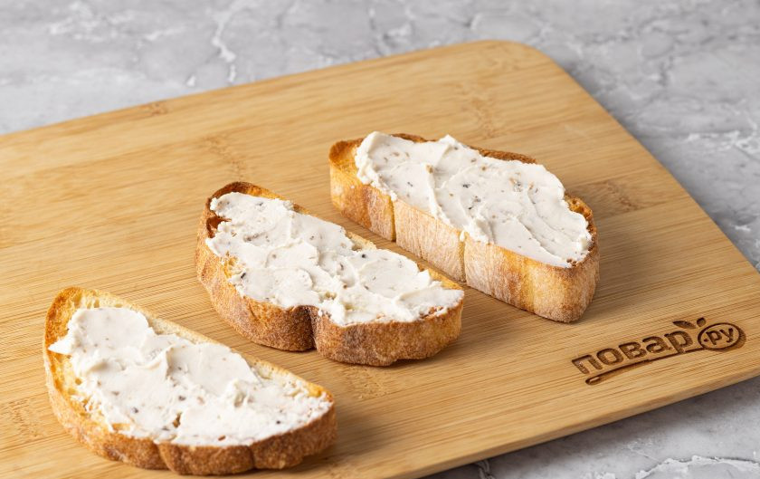 1. Этап. Брускетта с грибами и грушей: Смажьте сливочным сыром хлеб. Я использую сливочный сыр с грибами и розмарином, можно взять классический вкус.