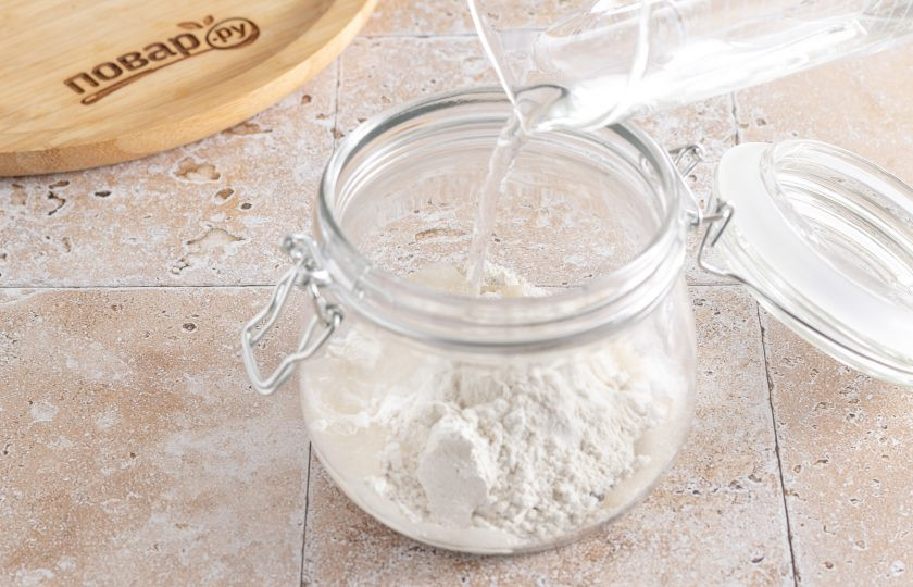 1. Этап. Закваска из ржаной муки для кваса: Насыпьте в баночку объемом 400 мл. 4 ст.л. ржаной муки и влейте воду.