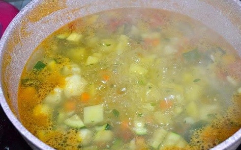 1. Этап. Минестроне классический: Когда суп закипит, добавим соль.