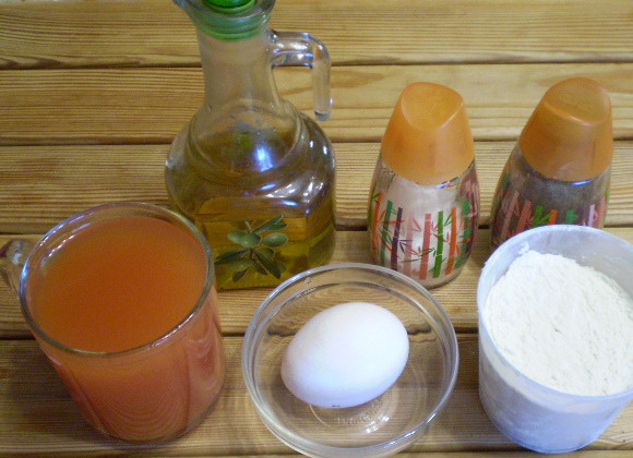 1. Этап. Томатные блины: 1. Приготовим продукты. Томатные сок я разбавила водой.