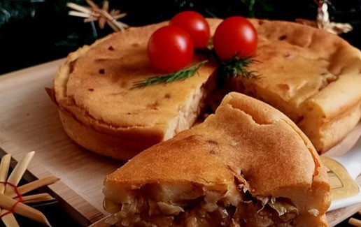 1. Этап. Закусочный пирог с индейкой и капустой: Вот такой пирог в разрезе. Много начинки, мало теста! Я съела кусочек пирога ещё тёплым, а потом и остывшим попробовала. Пирог хорош в обоих случаях.