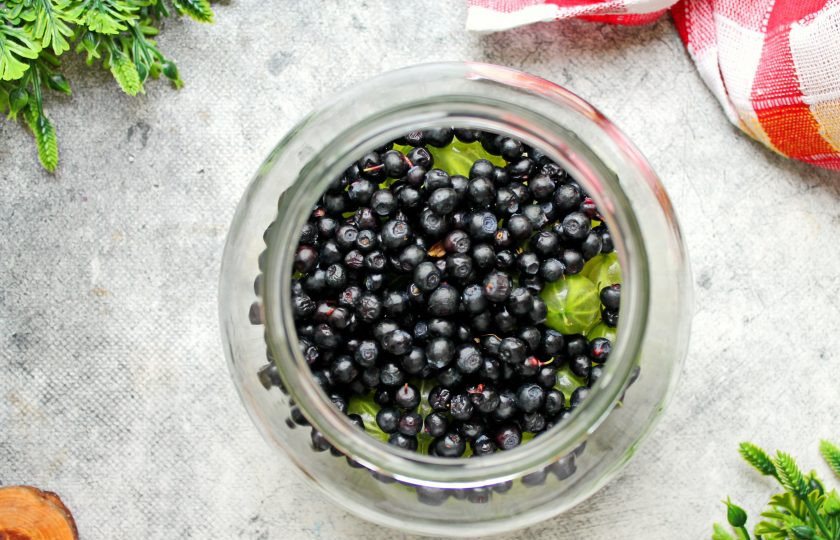 1. Этап. Настойка из черники с крыжовником на самогоне: К крыжовнику добавьте чернику.