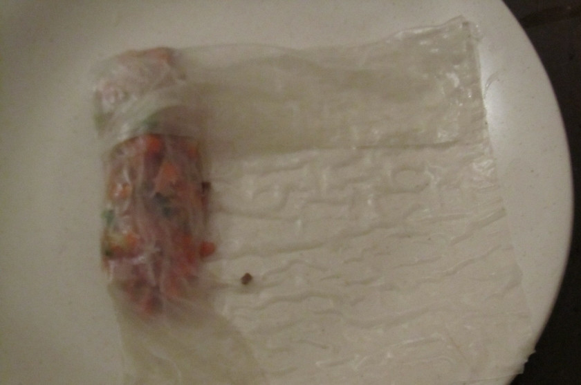 1. Этап. Вьетнамские блинчики Нэм: 2. Рисовую бумагу надо намочить. После этого отрезаем подходящий нам кусочек. Закручиваем в него нашу начинку, как в блинчик. Эти трубочки складываем пока в стороне.