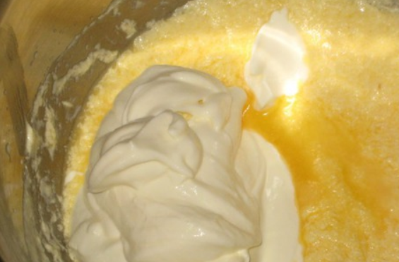 1. Этап. Пирог с колбасой и сыром: Яйцо смешиваем со сливочным маслом, добавляем сахар, соль и сметану. Тщательно все перемешиваем.