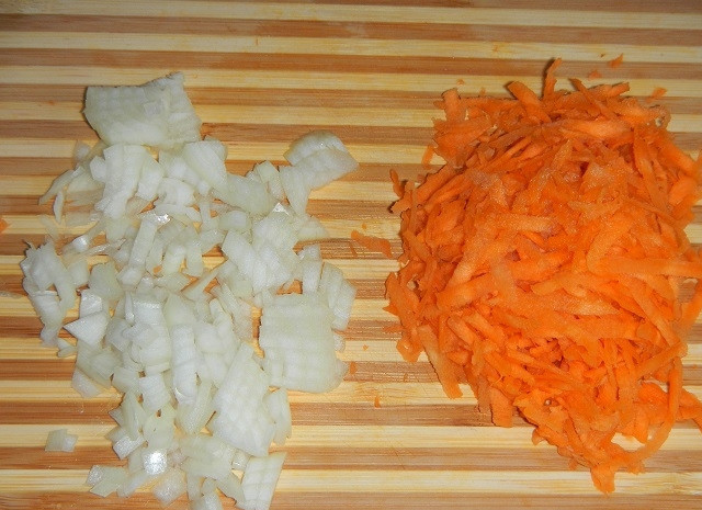 1. Этап. Суп из фрикаделек с вермишелью: 5. Лук с морковью очистите и измельчите.