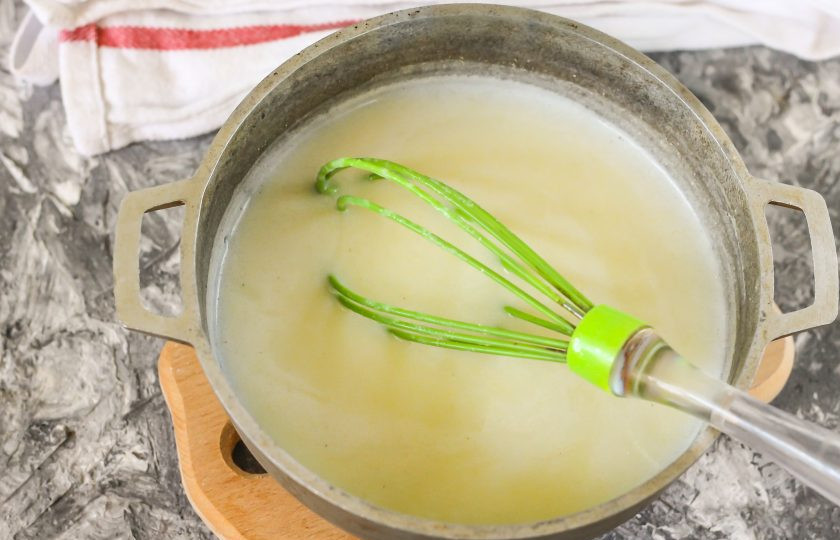 1. Этап. Кукурузная каша для грудничка: Спустя 3-4 минуты каша загустеет и начнет булькать. Ее консистенция станет такой же, как у теста для блинов - как раз такая, чтобы ребенок не подавился и мог проглотить еду даже через соску с широким отверстием.