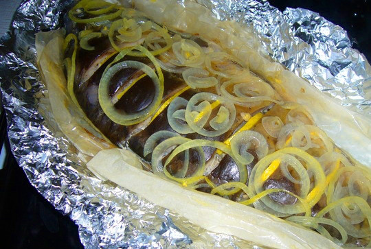 1. Этап. Рыба, запеченная в духовке в фольге: По истечении сорока минут фольгу раскройте и оставьте рыбу в духовке еще на десять минут, чтобы на ней образовалась красивая и хрустящая корочка. Подавать карпа лучше сразу же, в горячем виде.