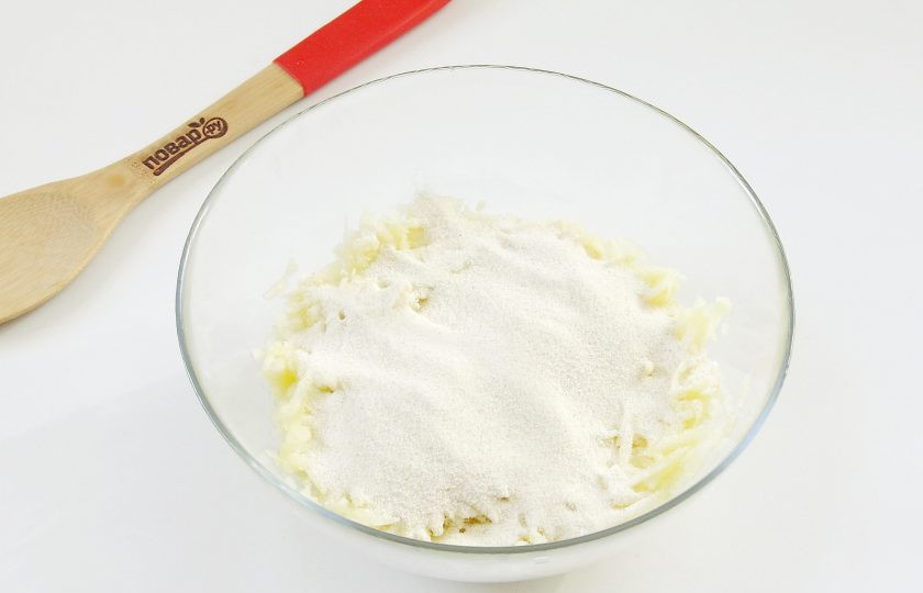 1. Этап. Оладьи из кабачков с манкой: Добавьте манку.