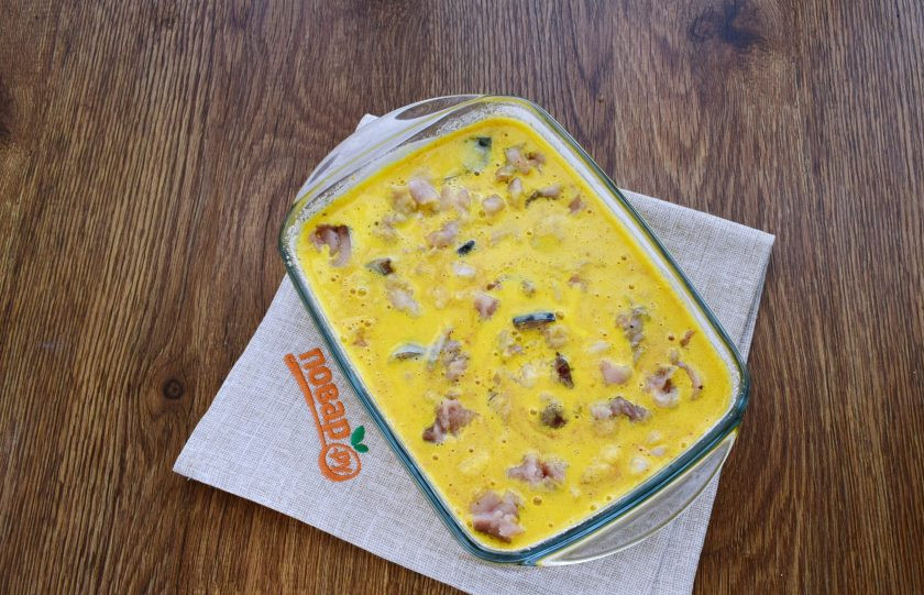 1. Этап. Запеканка из белой рыбы с креветками в томатном соусе: У рыбы отрежьте хвост и голову, снимите кожу, нарежьте на кусочки. Влейте яично-томатную заливку в форму для запекания. Добавьте кусочки рыбы и креветки. Поставьте запекаться в разогретую до 180 °C духовку на 45 минут.