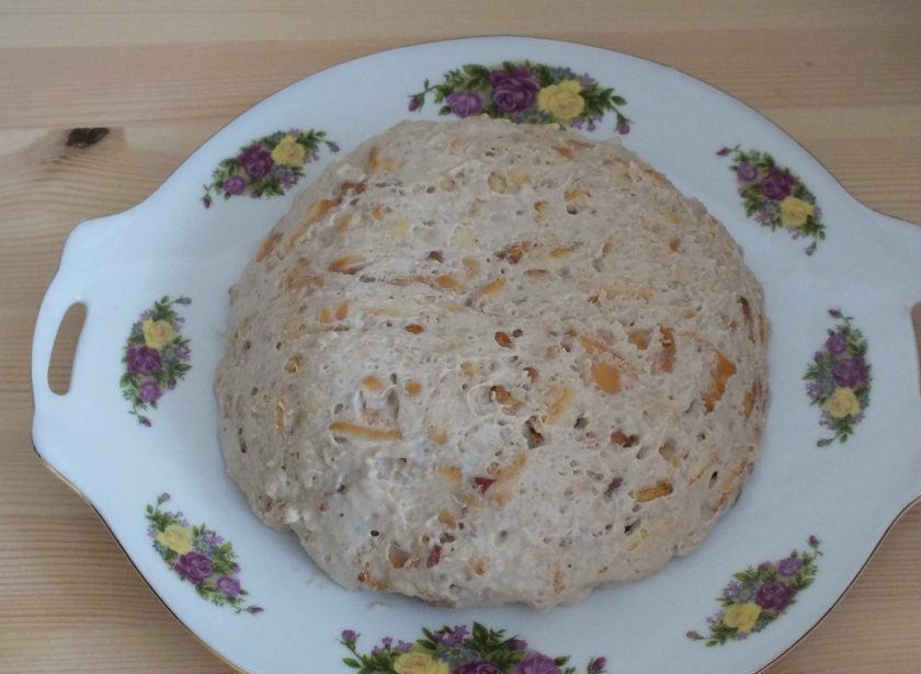 1. Этап. Торт из печенья с бананом: По истечении времени, извлеките торт из формы и переложите на блюдо.