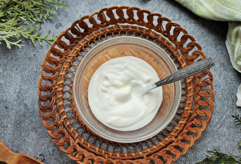 1. Этап. Творог с мацони: Мацони соедините с сахаром и перемешайте.