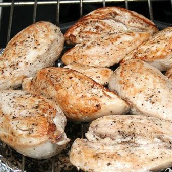 1. Этап. Копченые куриные грудки: 4. На оливковом масле в другой сковороде минуты по 3-4 с обеих сторон обжариваем курицу, огонь сильный. Не пересушиваем. Грудки перекладываем на решетку, сковороду ставим на сильный огонь. Крышку не накрываем, минут 7 прогреваем.