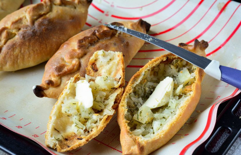 1. Этап. Татарские пирожки с картошкой: Подавайте татарские пирожки разрезав их вдоль пополам, внутрь положив кусочек сливочного масла, который от горячей начинки расплавится. Получится очень сочно и вкусно. Пирожки получаются хрустящими снаружи и мягкими внутри.