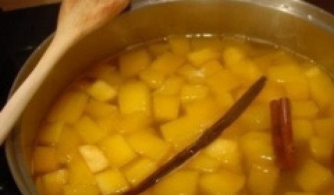 1. Этап. Компот из тыквы на зиму: Варите 20 мину, добавьте специи. Тыква должна полностью размягчиться.