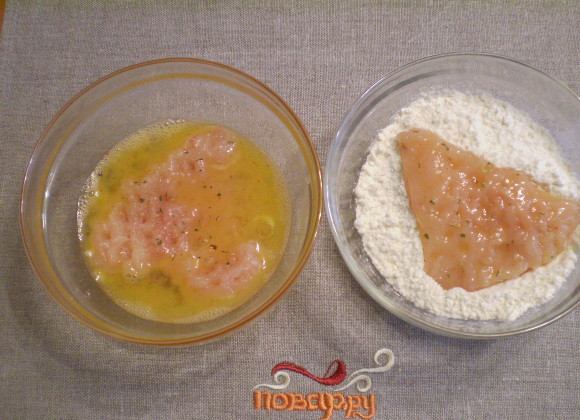 1. Этап. Куриные отбивные кусочками: Яйцо с солью взбалтываем при помощи вилки. Каждую отбивную окунаем сначала в яйцо, потом в муку.