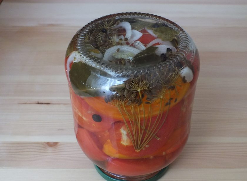 1. Этап. Помидоры резаные на зиму: По истечении времени достаньте банку, герметично закройте, переверните и охладите в таком виде.