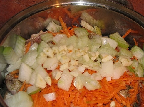 1. Этап. Куриные ножки тушеные в сметане: Очистим лук, чеснок и морковь. Лук нарежем четверть-кольцами, а морковь натираем на терке. Чеснок мелко нарезаем. Овощи можно обжарить, а затем добавить к ножкам, а можно добавить сырыми.