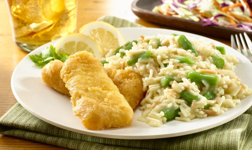 1. Этап. Красная рыба в кляре: 6. Пока жарится наша семга, можно отварить гарнир. Лучше всего с рыбой в кляре сочетается рис с овощами (можно использовать замороженные овощи). Подавайте вместе со свежими овощами и сырным соусом (по желанию).