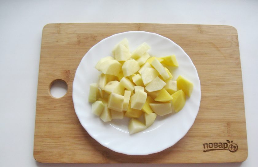 1. Этап. Гороховый суп с клецками: Картофель очистите, помойте и нарежьте кубиками. Выложите в суп. Посолите и поперчите по вкусу.