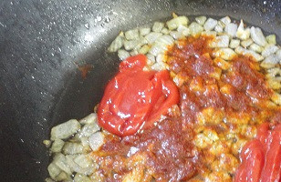 1. Этап. Венгерский гуляш с вином: Лук нарезать кубиками и пассеровать в масле до золотистого цвета. Посыпать паприкой, посолить, добавить томатный соус. Перемешать.