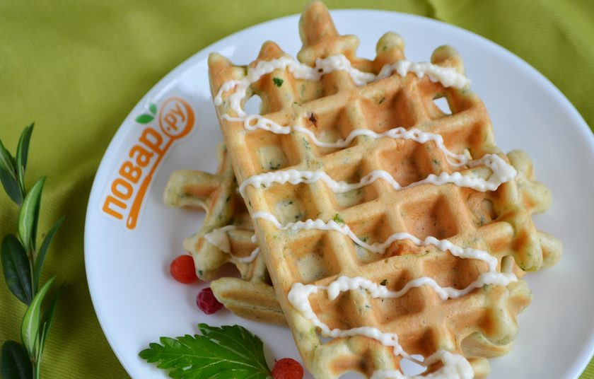 1. Этап. Вафли со шпинатом: 11. Полейте вафельки сметаной или майонезом, томатным соусом или любым другим и к столу! Приятного!