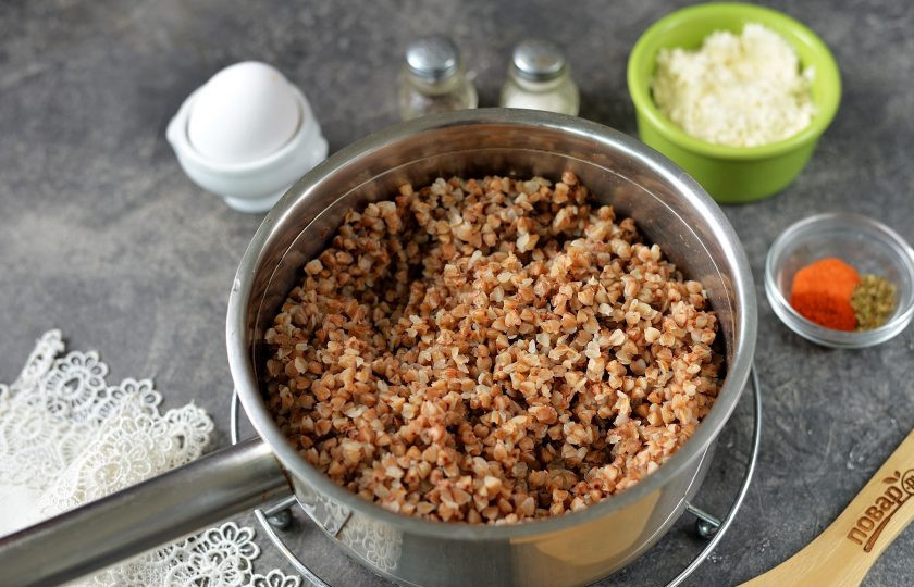 1. Этап. Диетические гречневые оладьи: Гречневую крупу промойте несколько раз, залейте водой в пропорции 1 к 2, отварите на тихом огне минут 15-17, вода должна полностью выкипеть. Крупу разрыхлите вилкой, дайте остыть.