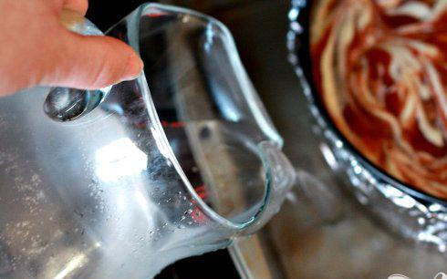 1. Этап. Чизкейк с гуавой: 11. Аккуратно перемешать кончиком ножа, чтобы получился красивый узор. Поместить форму с пирогом на противень. Добавить на противень горячую воду, чтобы она заполнила противень примерно на 5 см. Выпекать чизкейк при 160 градусах 50 минут. Выключить духовку. Дать чизкейку постоять в закрытой духовке 30 минут. Убрать чизкейк из духовки.