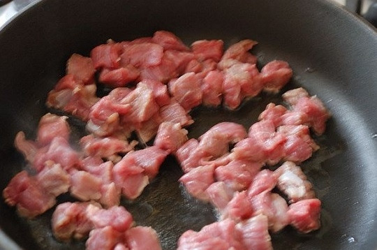 1. Этап. Говядина, тушеная с редькой: 3. Мясо тем временем обжарьте на сковороде с маслом до легкой корочки.