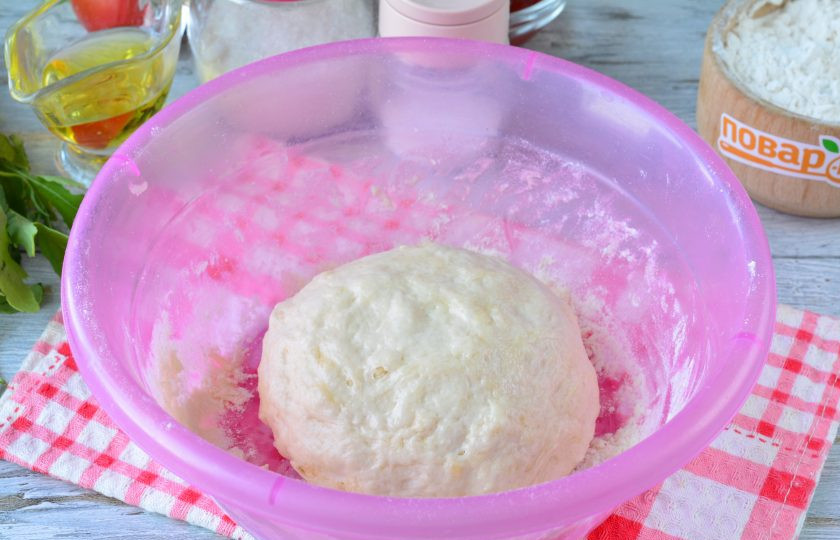 1. Этап. Пицца с прошутто и рукколой: Замесите мягкое тесто, смажьте его небольшим количеством оливкового масла и оставьте подниматься на 40 минут, прикрыв чистым хлопковым полотенцем.