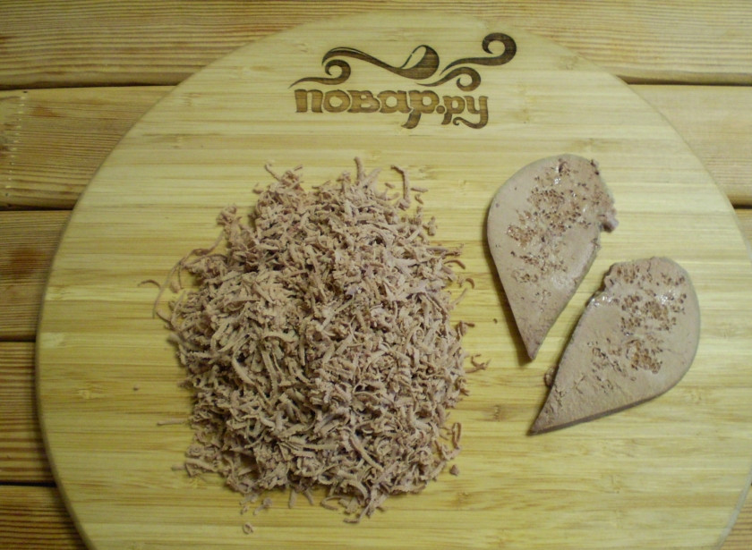 1. Этап. Салат Новогодняя обезьянка: Часть печени оставьте для украшения. Вырежьте уши, остальное натрите на мелкой терке.