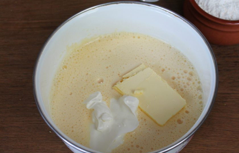 1. Этап. Пирог с лимоном: Добавляем сметану, мягкое сливочное масло и перемешиваем.