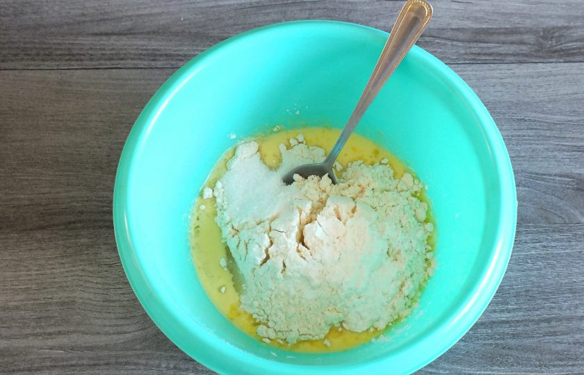 1. Этап. Печенье Румяные щечки: Добавьте муку, 2 ст.л. сахара, ванилин, разрыхлитель для теста и соль.