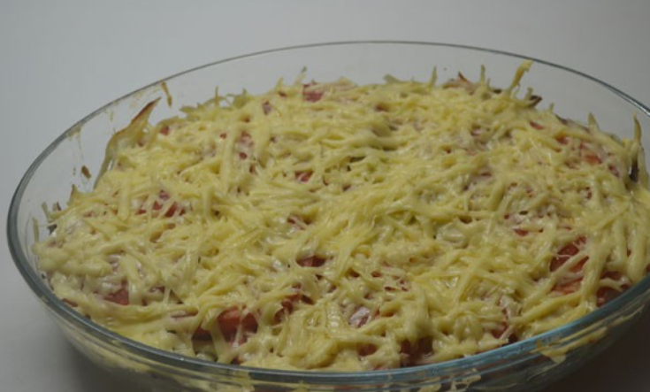 1. Этап. Запеканка под соусом бешамель: Присыпаем блюдо тертым сыром и запекаем в духовке 20-25 минут, температура 180 градусов. Приятного аппетита!